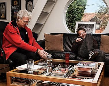 David Byrne and Thom Yorke hanging out