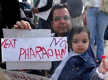 Egyptian protesters, girl and her dad